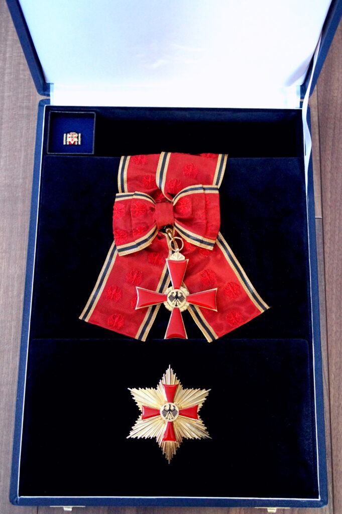 Großkreuz b.A. ähnlich wie es an Frau Dr. Merkel verliehen wurde.